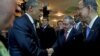 Poignée de mains Obama-Castro au sommet des Amériques