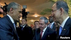Presiden Barack Obama (kiri) berjabat tangan dengan Presiden Raul Castro untuk pertama kalinya, disaksikan oleh Sekjen PBB Ban Ki-moon (kanan) sebelum berlangsungnya KTT Negara-negara Amerika ke-7 di Panama City, 10 April 2015. (REUTERS/Panama Presidency/Handout via Reuters)
