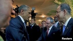 Rais Obama akisalimiana kwa mkono na rais Raul Castro wa Cuba Aprili 10, 2015