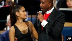 Mgr Charles H. Ellis, III, à droite, avec Ariana Grande lors d’une cérémonie religieuse d’hommage à Aretha Franklin, la "Reine de la Soul", décédée à 76 ans le 16 août, Greater Grace Temple, Detroit, 31 août 2018.