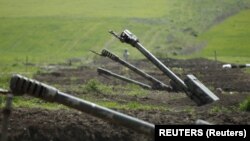 FILE PHOTO: Armenian artillery is seen near Nagorno-Karabakh's boundary, April 8, 2016. REUTERS/Staff/File Photo/File Photo
