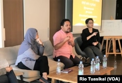 Nurcahyo Budi Waskito dari United Nations Population Fund (UNFPA) Indonesia (kanan) dan Rika Rosvianti, pendiri komunitas perEMPUan (kiri) dalam diskusi di Jakarta, Sabtu, 22 Juni 2019. (Foto: Rio Tuasikal/VOA)