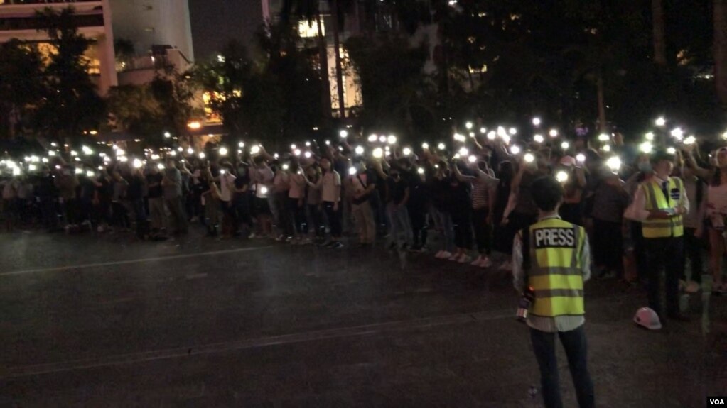 近千香港市民11月17日晚在位于中环的遮打花园举行“愿你荣光归香港”集会。