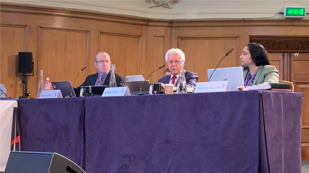 London-based human rights lawyer Hamid Sabi, center, speaks in London on Nov. 10, 2021, as co-counsel of a tribunal investigating Iran's violent suppression of opposition protests in Nov. 2019. (VOA Persian)