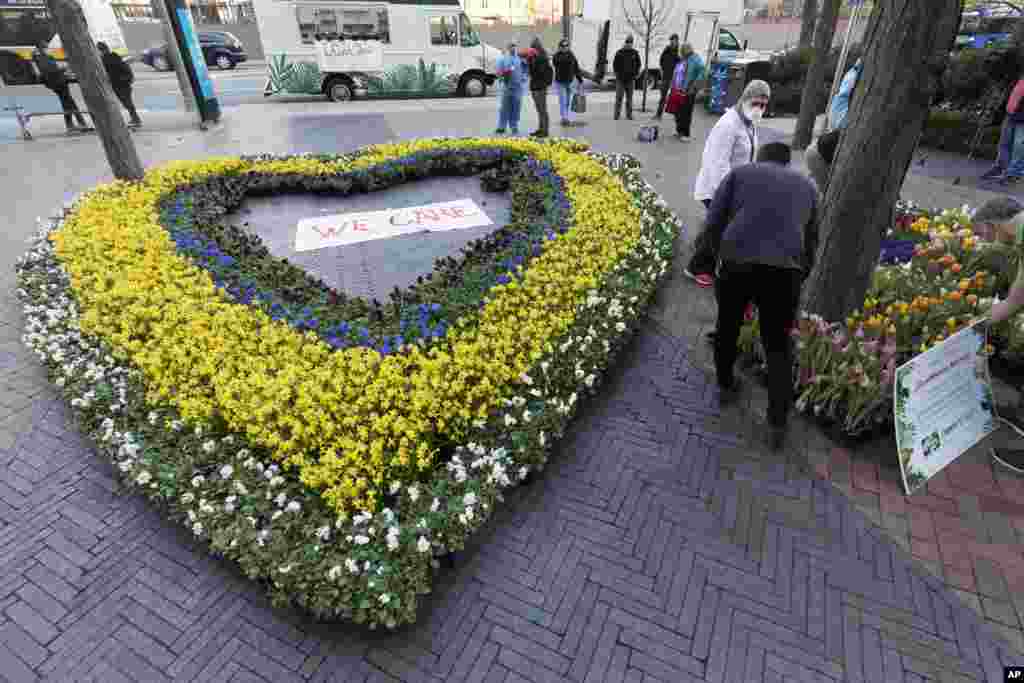 گل&zwnj;فروشی&zwnj;های محلی به پاس قدردانی از کارکنان یک مرکز پزشکی در بوستون آمریکا، دسته گل عظیمی به شکل قلب به آنها اهدا کردند.