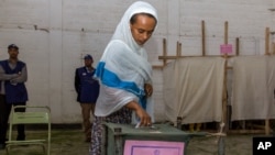 A woman casts her vote in Ethiopia's general election in Addis Ababa, Ethiopia, May 24, 2015.