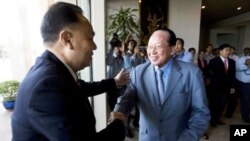 Foreign Ministers, Hor Namhong, right, of Cambodia, and Kasit Piromya, left, of Thailand, shake hands before a meeting in the Foreign Ministry in Phnom Penh, file photo. 