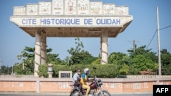 Vue d'ensemble du mémorial "La porte du non-retour" sur la plage d'Ouidah, le 4 août 2020.
