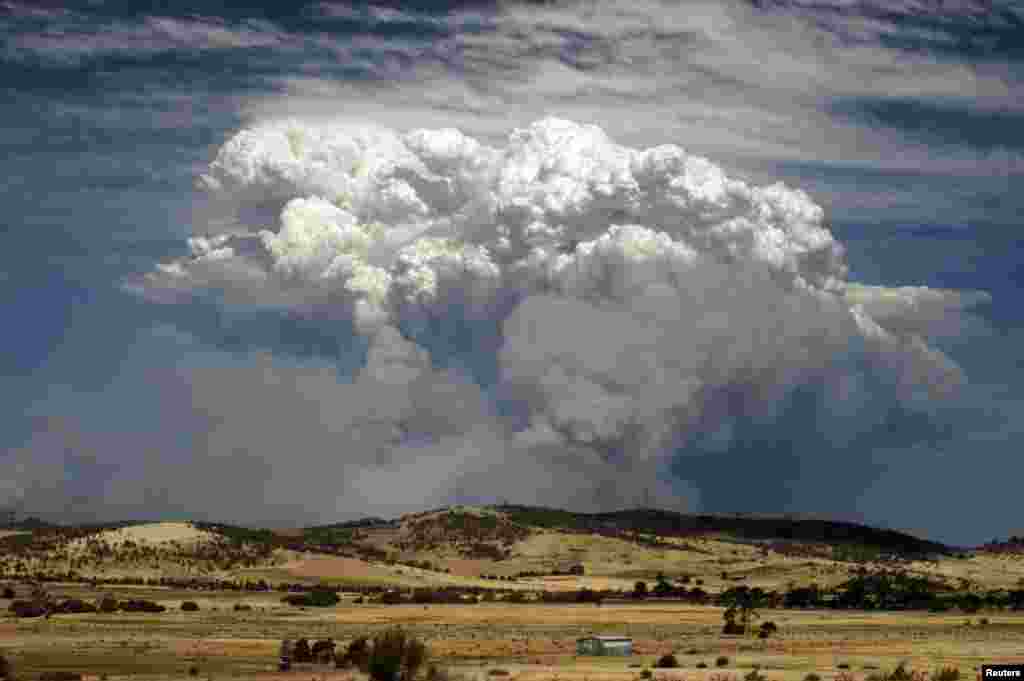 2013年1月4日在澳大利亚南部的塔斯马亚岛霍巴特以东的山火浓烟冒起
