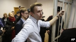 El líder opositor ruso Alexei Navalny fue detenido por la policía poco después de unirse a manifestantes en desafío de su condena de arresto domiciliario.