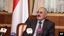 Outgoing Yemeni President Ali Abdullah Saleh speaks to the press at the presidential palace in Sanaa, January 22, 2012.