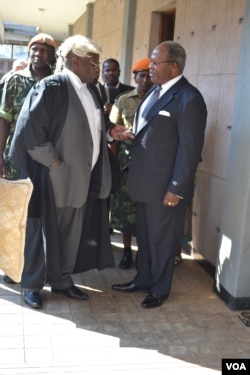 Former Malawi President Bakili Muluzi, right, speaks with his attorney, Jai Banda, at the High Court in Blantyre. (L. Masina/VOA)