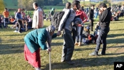 Migrants arrive at the border between Austria and Germany near Kollerschlag, Austria, Oct. 28, 2015. Germany has implemented a plan to streamline the asylum process for those fleeing civil war, such as Syrians, to settle them more quickly.