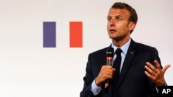 Presiden Perancis, Emmanuel Macron memberikan pidato di istana Elysee, Paris, Rabu (22/5). 