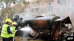 Vatrogasne ekipe gase požar na mestu samoubilačkog bombaškog napada u Deir el-Zuru
