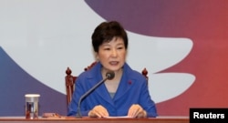 박근혜 한국 대통령이 9일 오후 탄핵소추안이 가결된 이후 청와대에서 열린 국무위원 간담회에서 모두발언하고 있다.