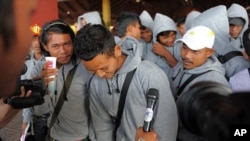 Cambodian trafficked fishermen return from Indonesia after being freed or escaping from slave-like conditions on Thai fishing vessels, talks to journalists at the Phnom Penh International airport, file photo. 