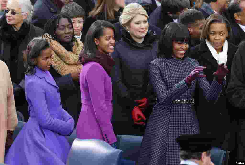 Sasha Obama, (L), Malia Obama and Michelle Obama (R) talk ahead of the swearing-in ceremonies for U.S. President Barack Obama on the West front of the U.S Capitol in Washington, January 21, 2013