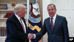 도널드 트럼프 대통령(왼쪽)이 10일 백악관 집무실에서 세르게이 라브로프 러시아 외무장관과 만나 악수하고 있다. 