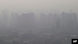 韩国首都首尔2014年2月26日空气污染的景象（美联社）