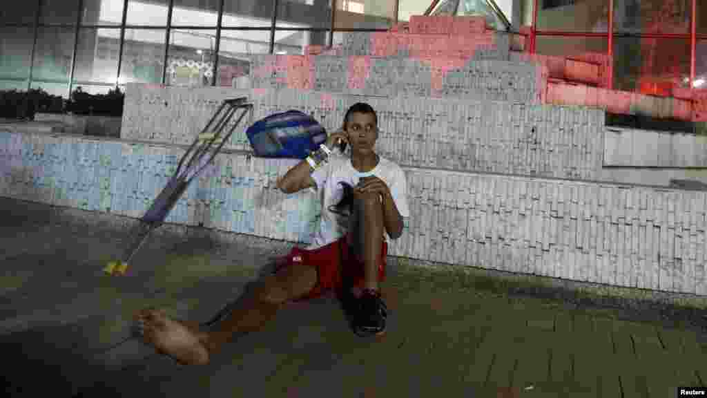 Un patient attend à l'extérieur d'une clinique à Cali, Colombie, 16 avril 2016.
