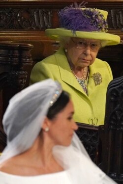 Rainha Elizabeth olha para Meghan Markle no dia do casamento com o príncipe Harry em Maio de 2018