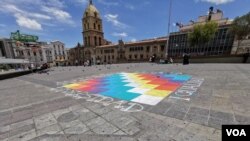 Una whipala fue dibujada en la Plaza San Francisco, en donde habían escrito llamados a la paz y unidad.