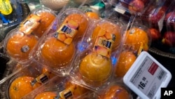 Archivo - Naranjas de Estados Unidos a la venta en un supermercado en Beijing.