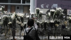 港铁太子站C1出口的街对面，也是旺角警署旁边的被民众用来纪念8.31太子站事件,放眼望去遍地白色鲜花(2019年9月18日，美国之音鸣笛拍摄)