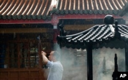 一名男子在台北行天宫烧香