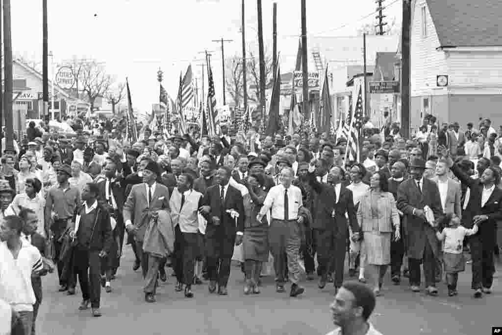 امروز در تاریخ: سال ۱۹۶۵ &ndash; تظاهرات جنبش حقوق مدنی سیاهپوستان آمریکا در شهر مونتگومری در ایالت آلابامای آمریکا. معترضان به مدت ۵ روز و با رهبری مارتین لوتر کینگ از شهر سلما در این ایالت به شهر مونتگمری رفتند و خواهان&nbsp; حق رای&nbsp; برای سیاه پوستان آمریکا شدند.