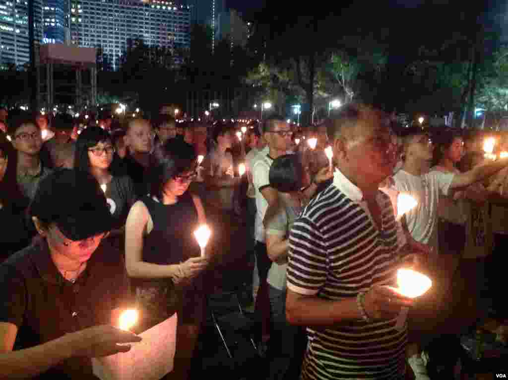 Pessoas participam numa vigília anual de velas no Parque de Victória em Hong Kong, 4 de Junho de 2015 para marcar a repressão da Praça de Tiananmen por parte de Pequim em 1989. &nbsp;