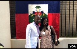 The ambassador of Haiti to the United States, Paul Altidor, poses for a selfie with one of the participants of the Haitian women's brunch in Washington, October 7, 2018. (Photo: S. Lemaire / VOA)