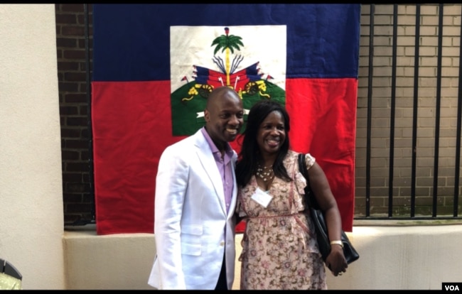 Haiti's Ambassador to the US, Paul Altidor poses for a selfie with one of the Haitian Ladies Brunch attendees, in Washington, Oct. 7, 2018. (Photo: S. Lemaire / VOA)
