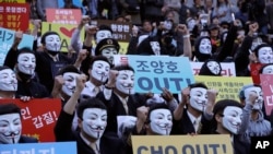 Pilot, awak kabin, karyawan Korean Air Lines Co. lainnya serta warga mengenakan topeng dan meneriakkan slogan salam aksi unjuk rasa di Seoul, Korea Selatan, Jumat, 4 Mei 2018.
