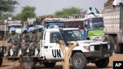 Pasukan penjaga perdamaian PBB melakukan patroli di Darfur, Sudan (foto: dok). 