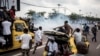 Des partisans du candidat Félix Tshisekedi sous le gaz lacrymogène de la police à Kinshasa, 27 novembre 2018.