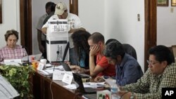 墨西哥选举官员和政党代表开始点算选票