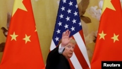 지난해 11월 도널드 트럼프 미국 대통령이 베이징 인민대회당에서 열린 미-중 공동기자회견에서 기자들을 향해 손을 흔들어 보이고 있다. 