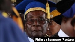 津巴布韦总统穆加贝在首都哈拉雷参加一所大学的毕业典礼(2017年11月17日) 
