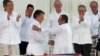 Presiden Kolombia Juan Manuel Santos (depan kiri) berjabat tangan dengan Komandan tertinggi FARC, Rodrigo Londono, setelah penandatangan kesepakatan perdamaian di Havana, Kuba, 26 September lalu. Pemilih Kolombia hari Minggu (2/10) menolak kesepakatan damai ini.