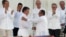 Presiden Kolombia Juan Manuel Santos (depan kiri) berjabat tangan dengan Komandan tertinggi FARC, Rodrigo Londono, setelah penandatangan kesepakatan perdamaian di Havana, Kuba, 26 September lalu. Pemilih Kolombia hari Minggu (2/10) menolak kesepakatan damai ini.