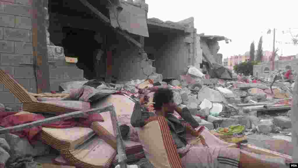 On the day after an airstrike, families mourn their lost relatives but say there is no way they have the resources to rebuild their homes, in Sana'a, Yemen, July 13, 2015. (VOA/A. Mojalli)