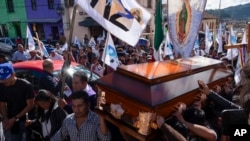 La gente carga el ataúd del sacerdote católico Marcelo Pérez, quien fue asesinado en San Cristóbal de las Casas, estado de Chiapas, México, el domingo 20 de octubre de 2024. 