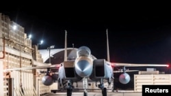 Jet tempur F-15 Eagle milik Angkatan Udara Israel terparkir di pangkalan udara dalam foto yang dirilis oleh pasukan Israel pada 14 April 2024. (Foto: srael Defense Forces/Handout via Reuters)