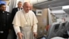 2023年8月31日教宗方济各在飞往蒙古的教皇专机上会见记者