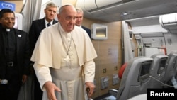 2023年8月31日教宗方济各在飞往蒙古的教皇专机上会见记者