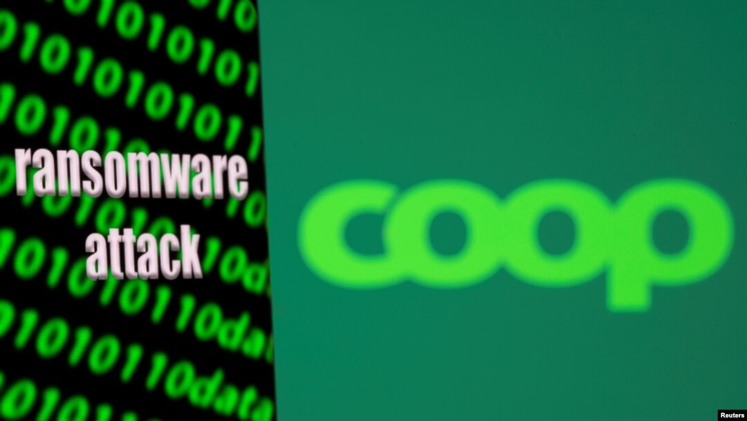 Sebuah smartphone dengan layar yang bertuliskan "serangan ransomware" dan kode biner ditampilkan di depan logo Coop dalam foto ilustrasi yang diambil pada 6 Juli 2021. (Foto: Reuters/Dado Ruvic) 