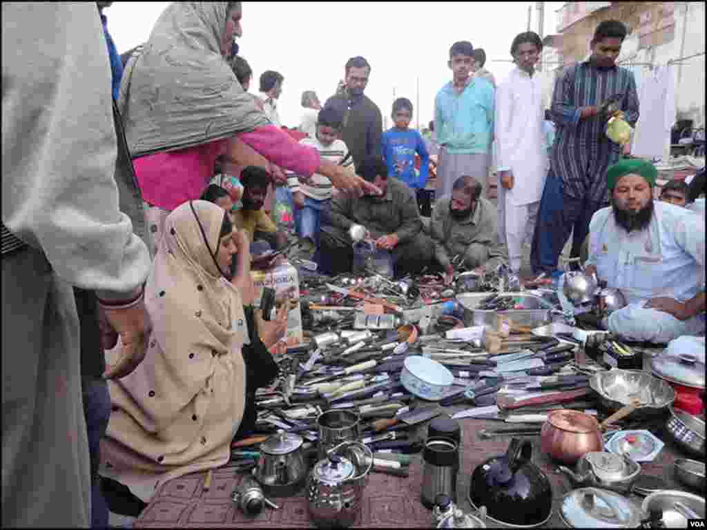ایک اسٹال پر استعمال شدہ برتن فروخت کیے جارہے ہیں۔