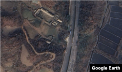 개성-평양 간 고속도로의 개성방면 도로에 정차한 한국 버스. 사진=Airbus (via Google Earth)